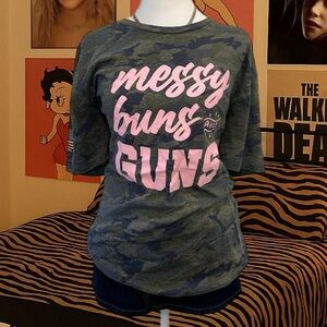 Shield Republic “Messy Buns & Guns” Army Green & Pink Tee – L ‎